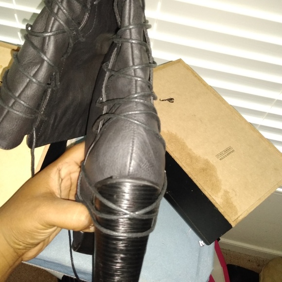 Twice worn knee high black boots - Picture 4 of 4